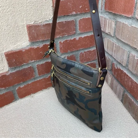 Zina Kao 🇺🇸 CAMO Print | Leather Crossbody Bag - Picture 8 of 9